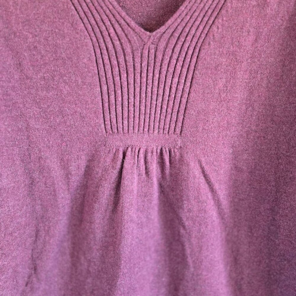 Eddie Bauer Womens V-Neck Plum Sweater Size Medium Long Sleeve Vneck - Picture 3 of 6